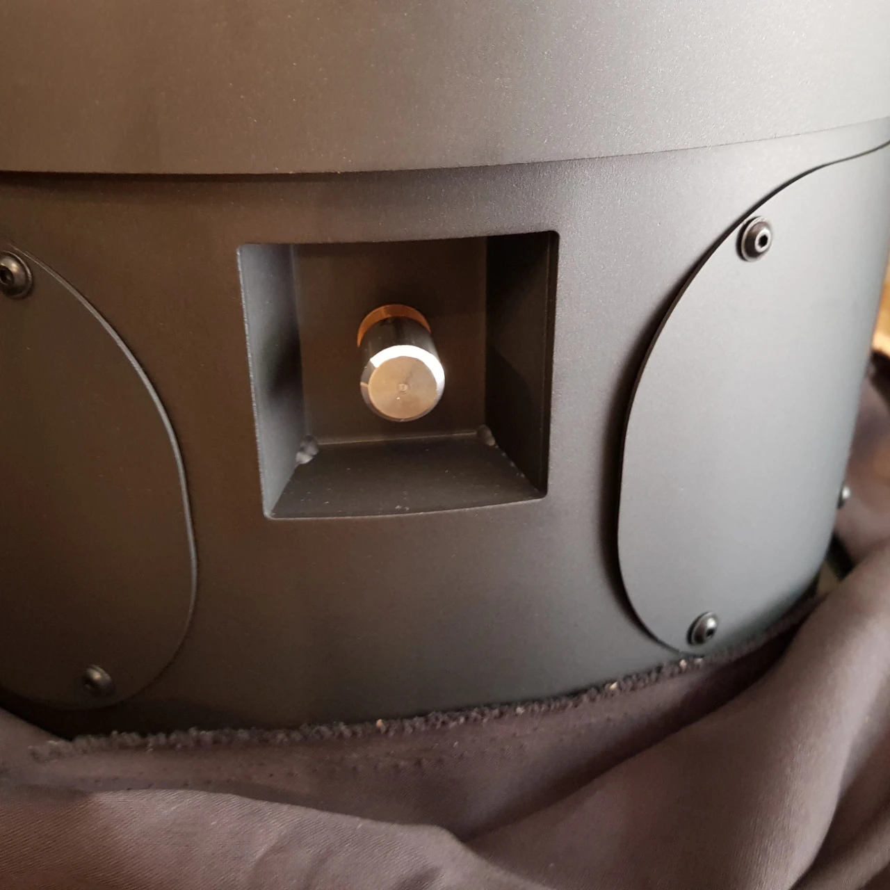 Akono 180° Panorama Kaminofen 7kW Wärmespeicherung Gussgrau 7 Akono 180° Panorama Kaminofen 7kW Wärmespeicherung Gussgrau – Bild 7