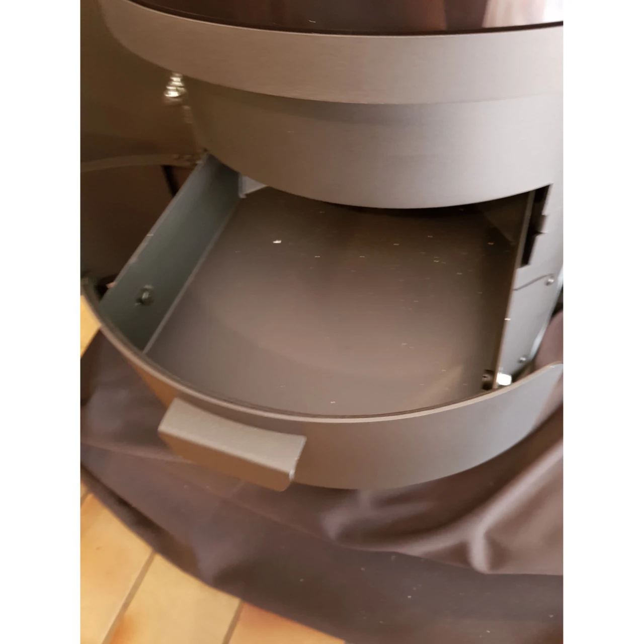 Akono 180° Panorama Kaminofen 7kW Wärmespeicherung Gussgrau 8 Akono 180° Panorama Kaminofen 7kW Wärmespeicherung Gussgrau – Bild 8