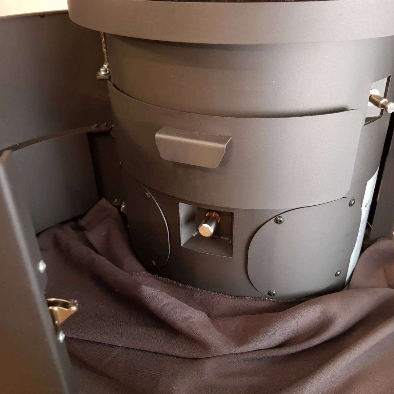 Akono 180° Panorama Kaminofen 7kW Wärmespeicherung Gussgrau 9 Akono 180° Panorama Kaminofen 7kW Wärmespeicherung Gussgrau – Bild 9